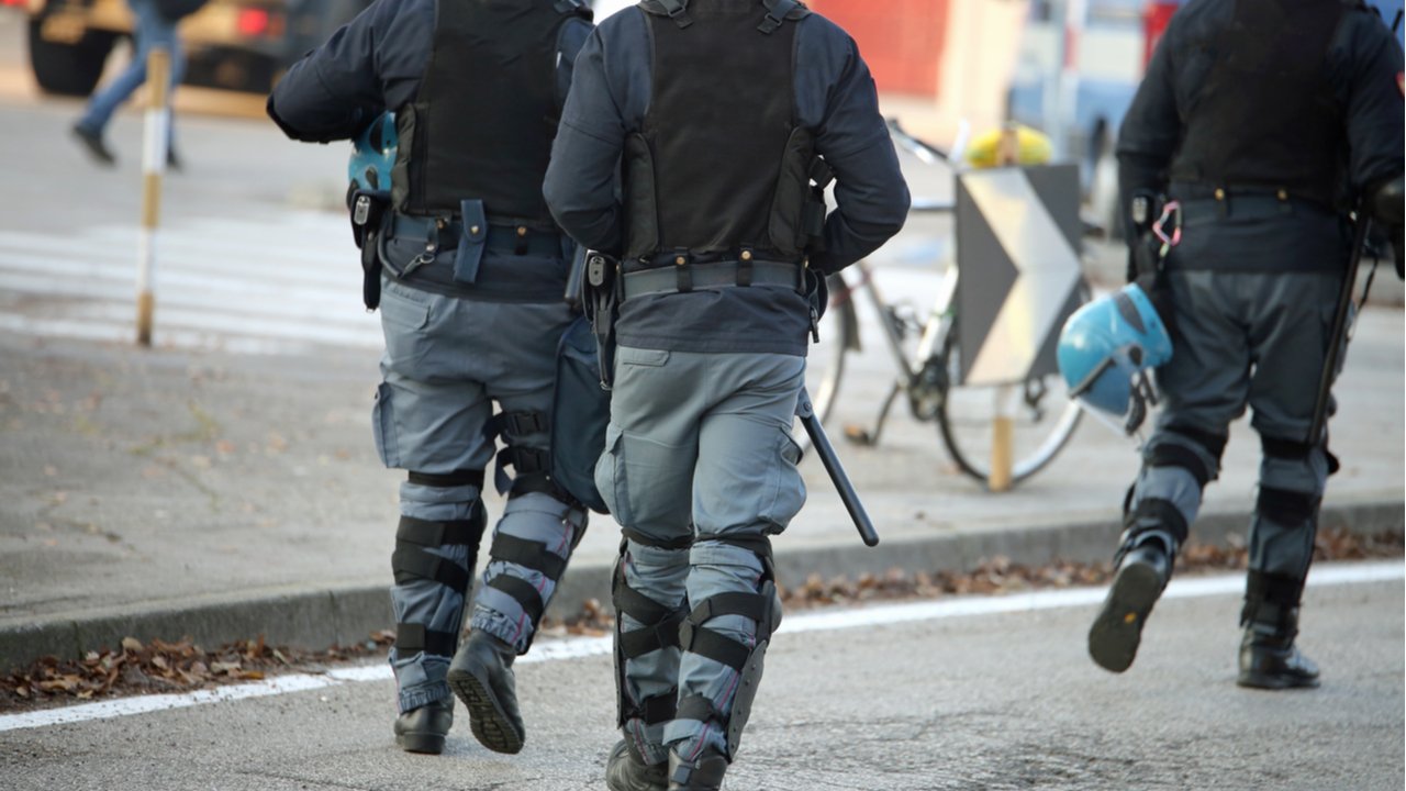 UK Police Raid Alleged Hashish Farm, Finds Bitcoin Mining Facility Stealing Energy