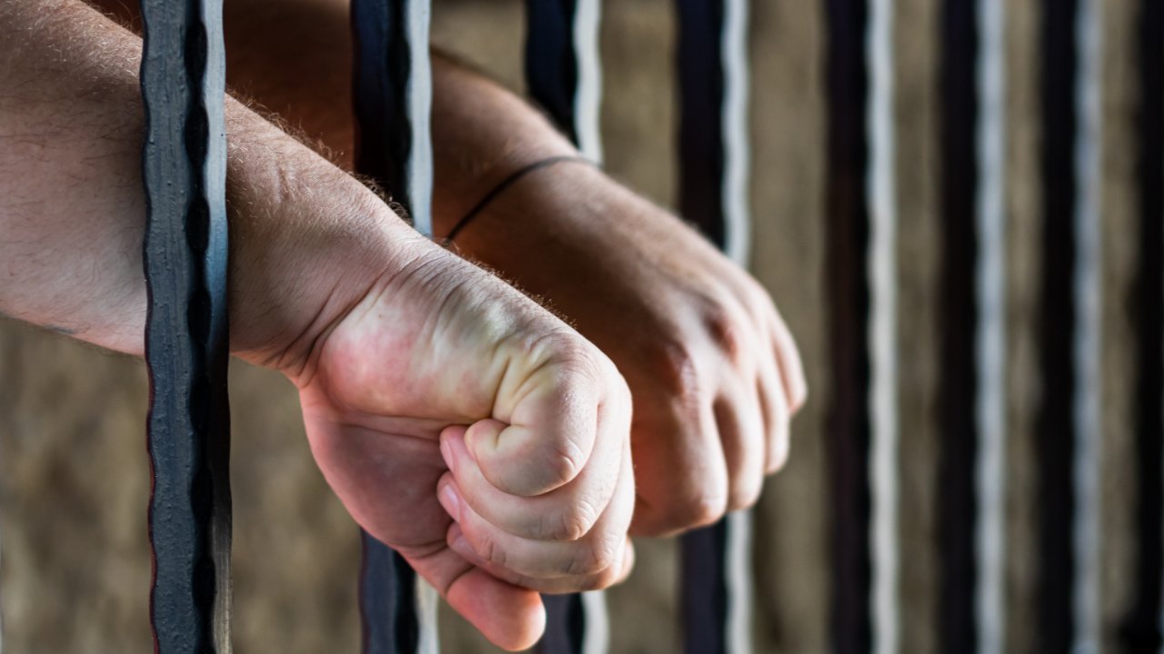 US Sentences Crypto Fraudster to fifteen Years in Penal complicated After Duping Hundreds of Traders