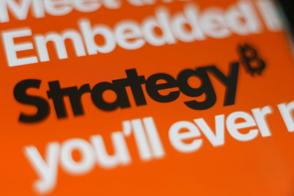 Peter Brandt Warns MSTR at Chance if Bitcoin Repeats 1977 Atomize