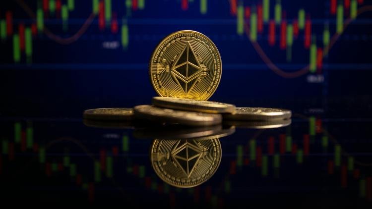 Ethereum Rising Wedge Warning: Breakdown Could Ship Tag Toward $1,500
