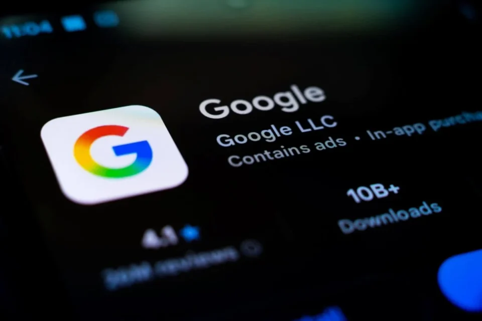 Alphabet (GOOGL) Stock — Two Analysts Elevate Stamp Targets While CLO Offloads $2.4M