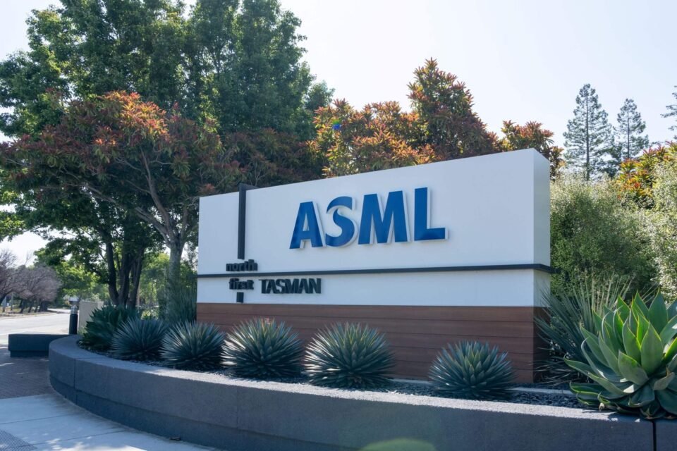 ASML Stock Falls 8% as China Export Alter Invoice Advances – Analysts Weigh In