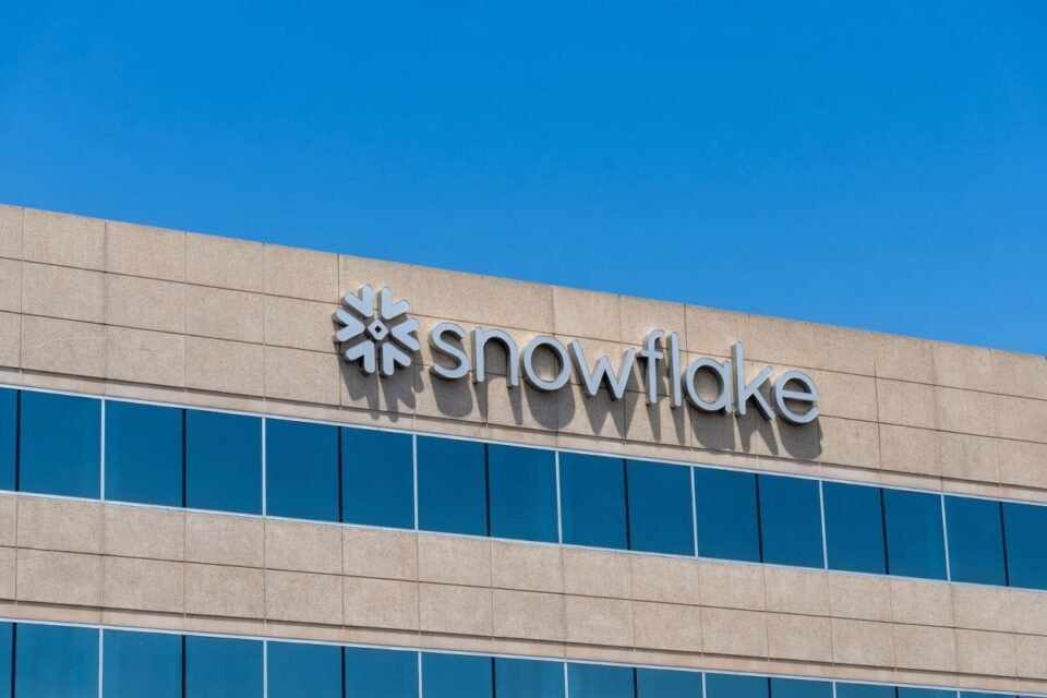 Snowflake (SNOW) Stock: $390M in Insider Sales However Wall Avenue Is Restful Bullish